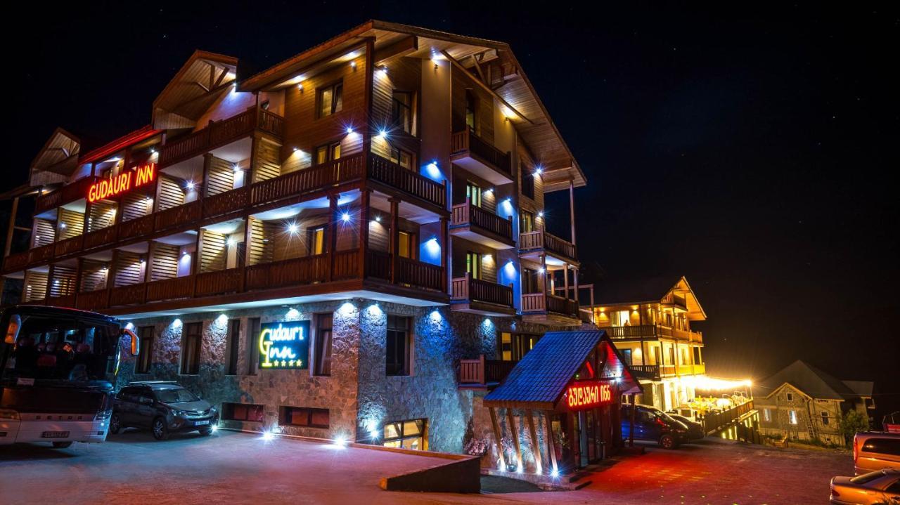 Gudauri Inn Eksteriør billede Night view of the resort