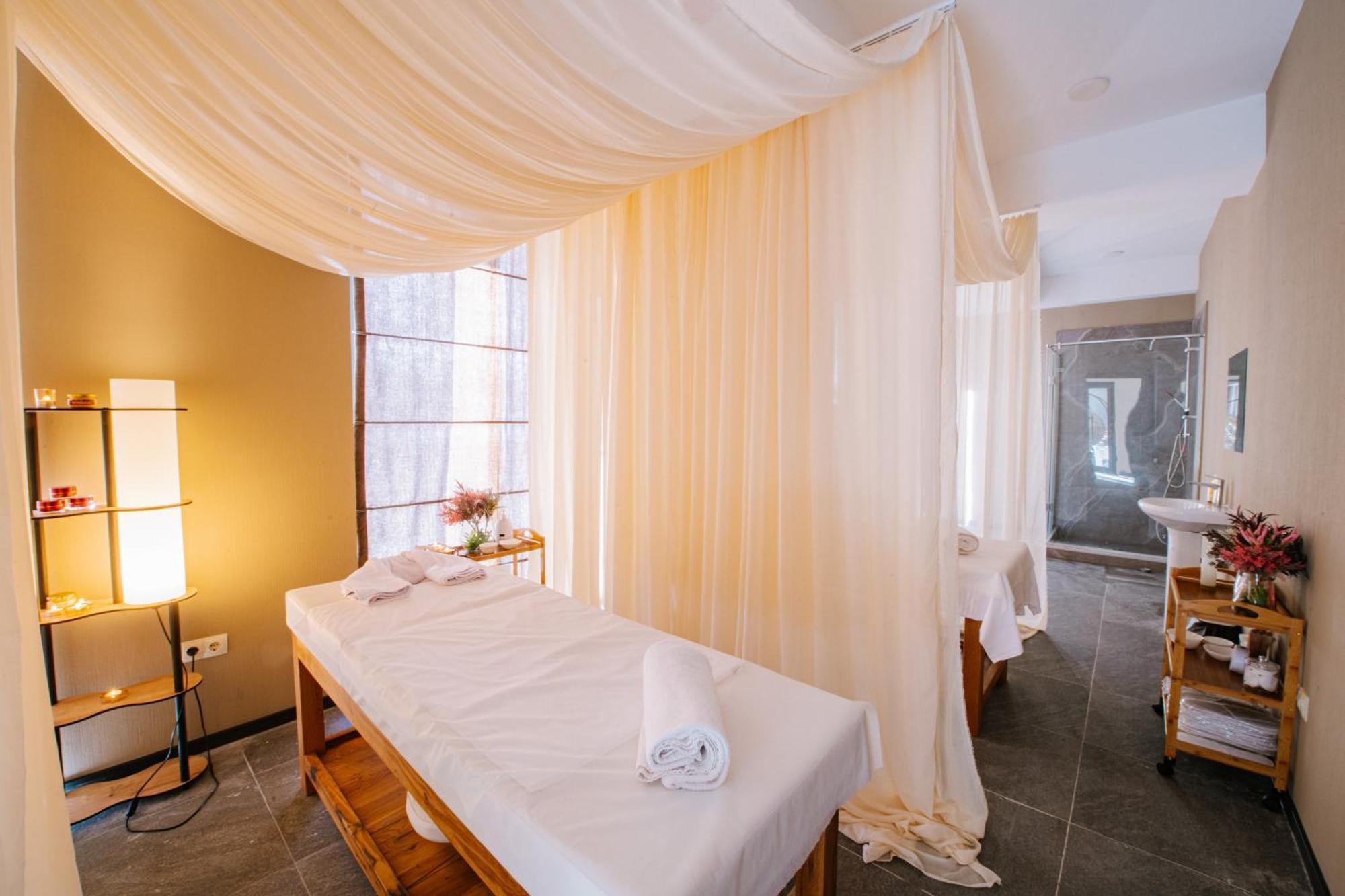 Gudauri Inn Eksteriør billede A massage bed