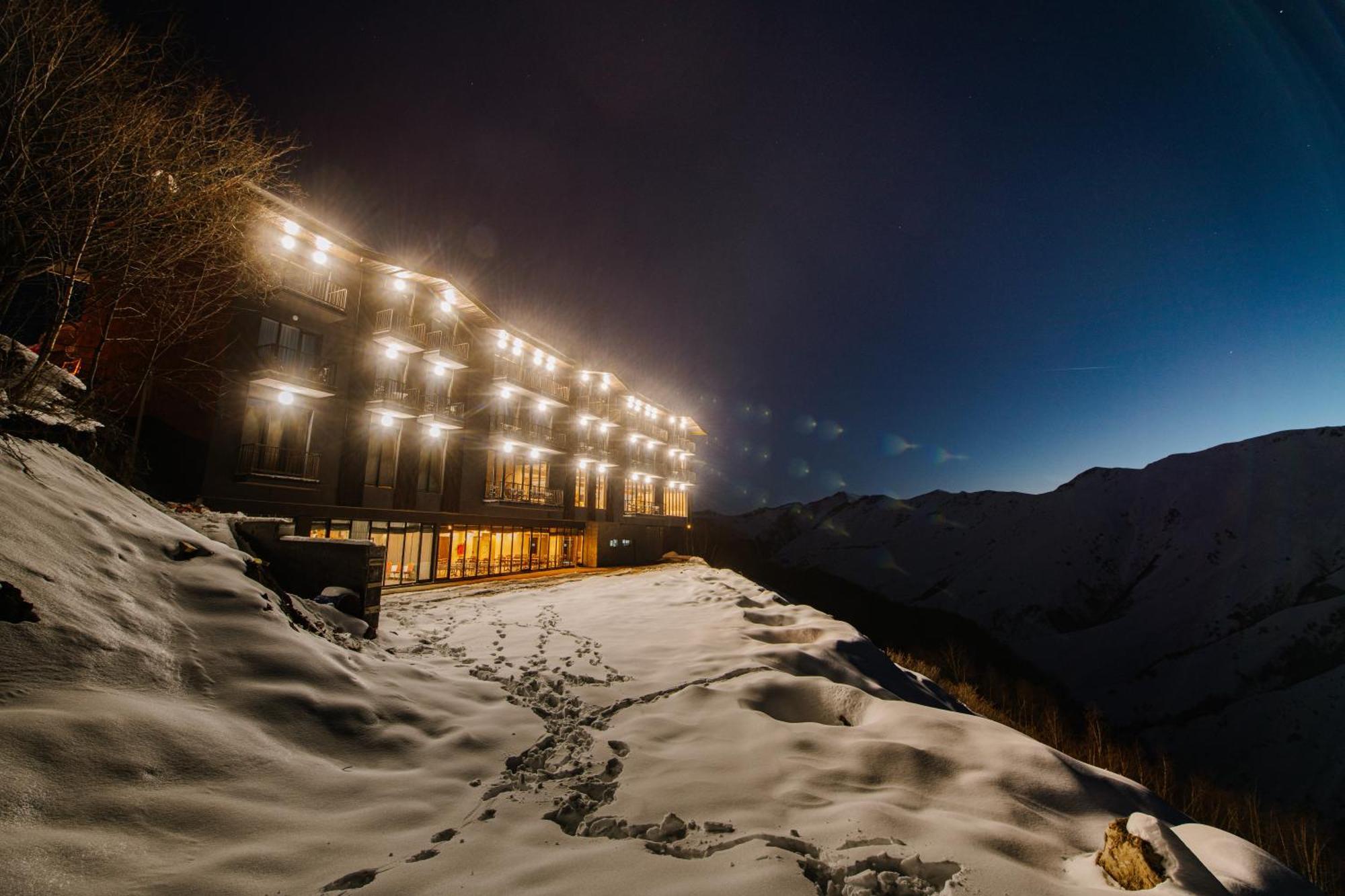 Gudauri Inn Eksteriør billede The hotel at night