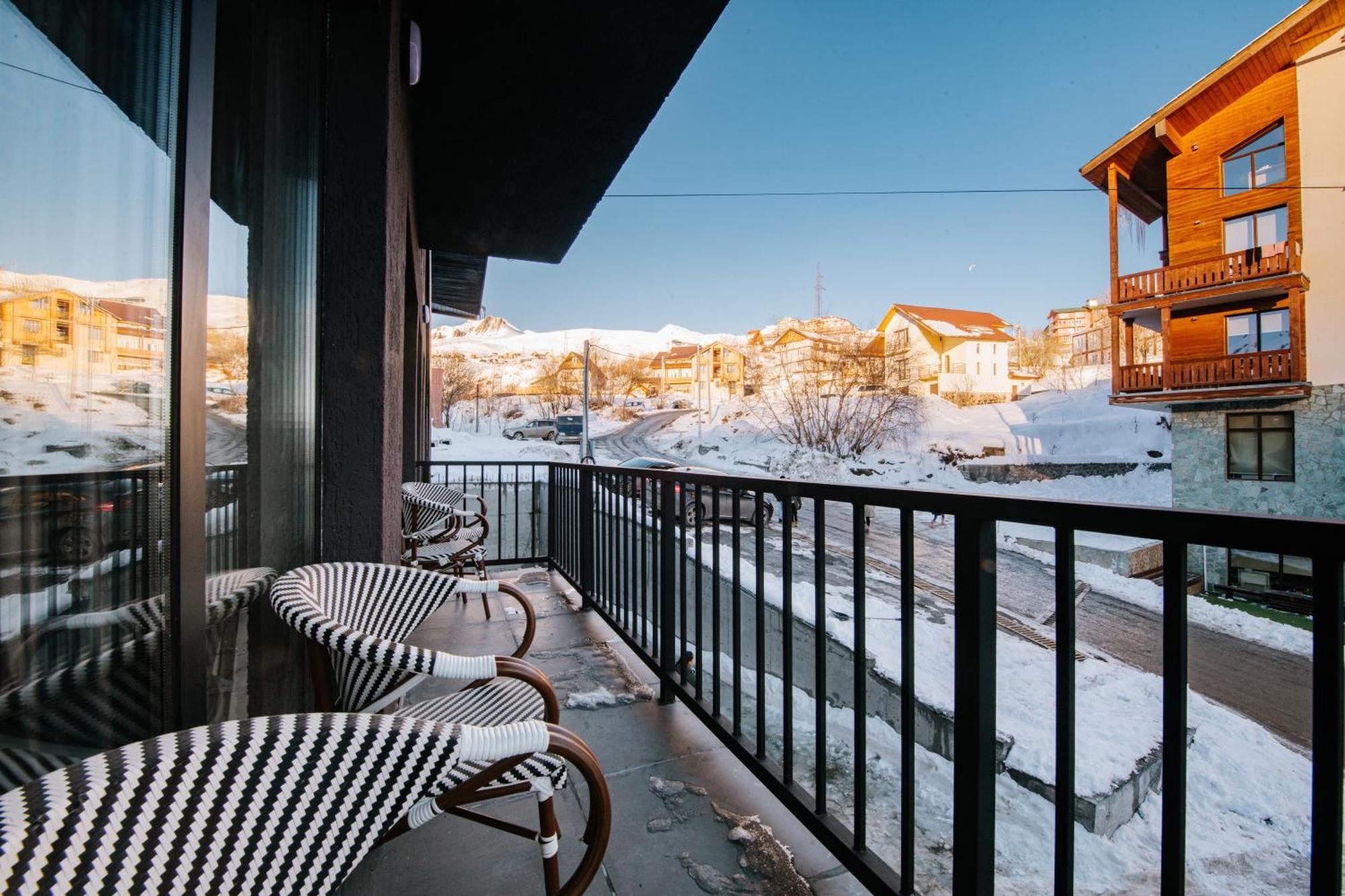 Gudauri Inn Værelse billede A balcony in the winter