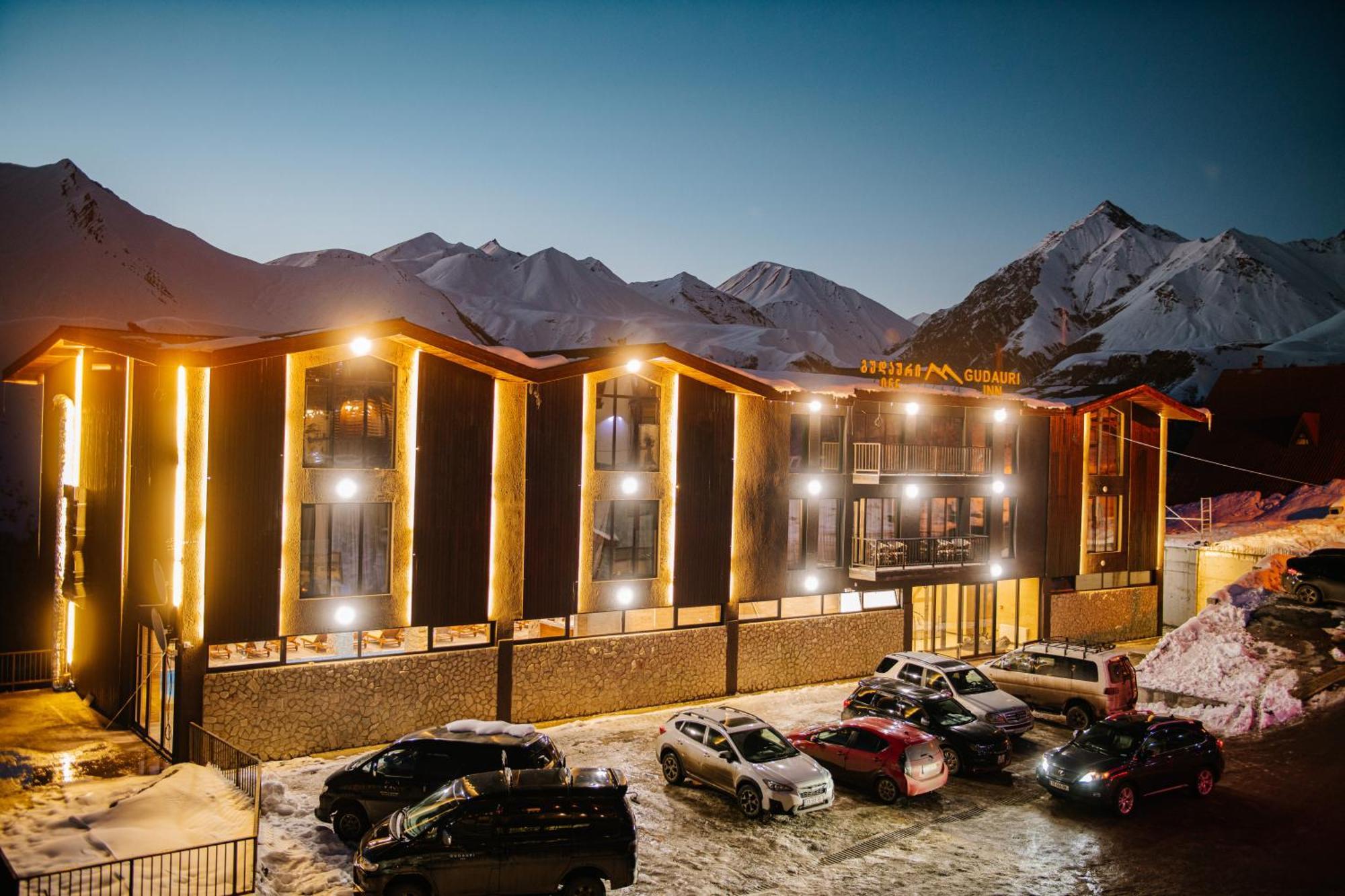 Gudauri Inn Eksteriør billede The hotel at night